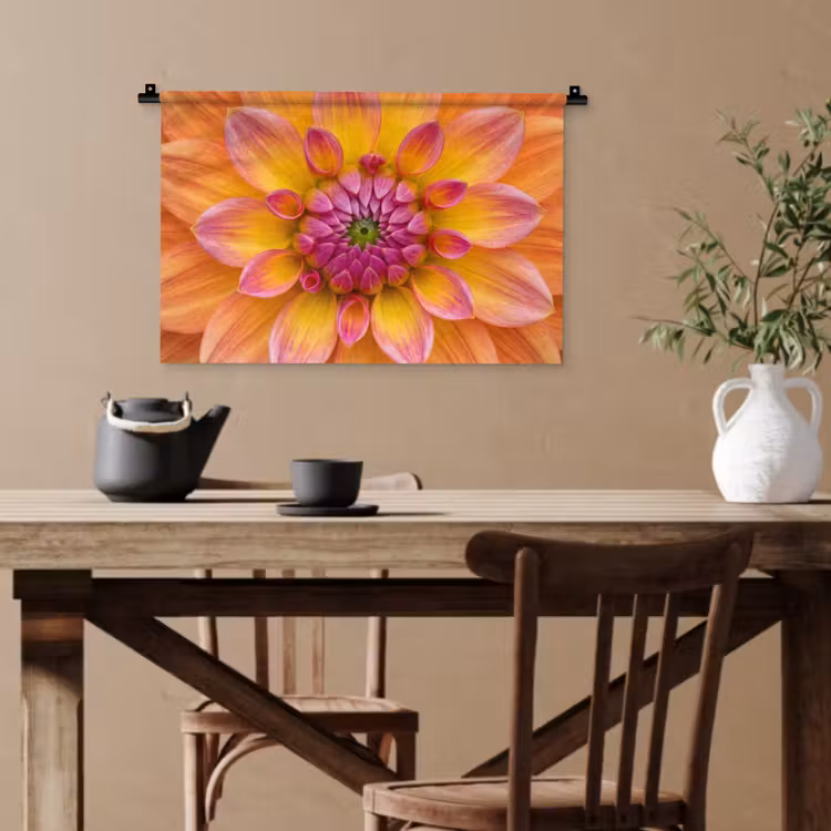 Dahlia - Bloem - Oranje Wandkleed katoen klein -sfeer6
