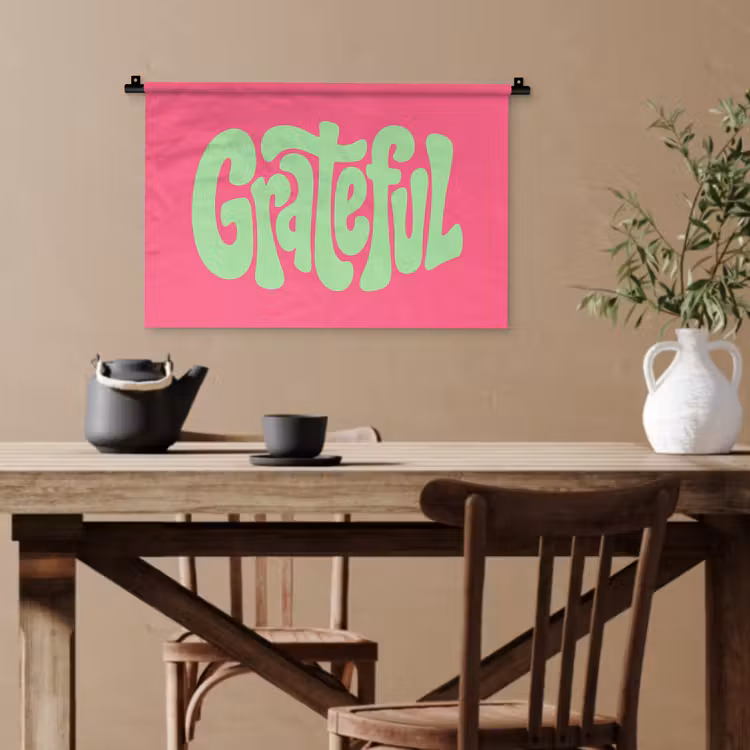 Grateful - Groen - Grafisch - Vloeiend Wandkleed katoen klein -sfeer6