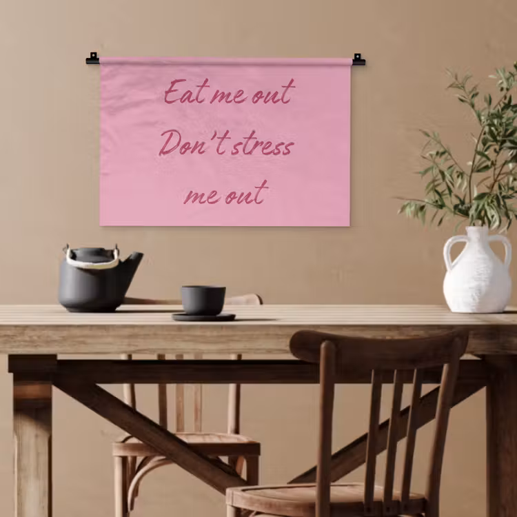 Eat me out don't stress me out - Roze - Handgeschreven Wandkleed katoen klein -sfeer6