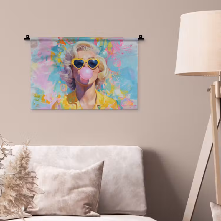 Vrouw - Blond - Roze kauwgom - Kleurrijk - Pastel Wandkleed katoen klein -sfeer4