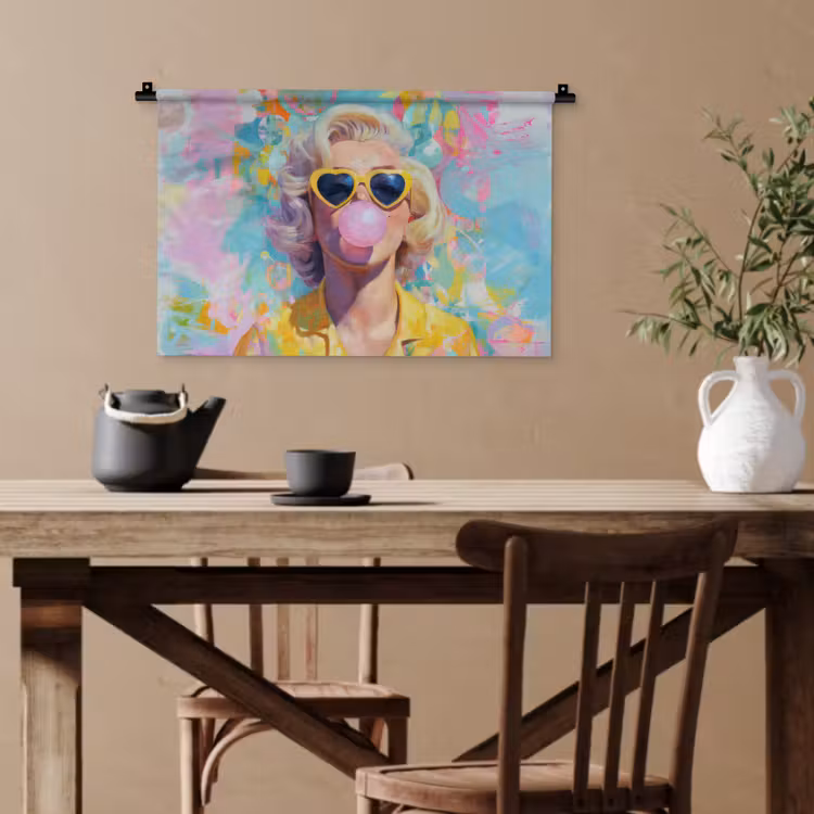 Vrouw - Blond - Roze kauwgom - Kleurrijk - Pastel Wandkleed katoen klein -sfeer6