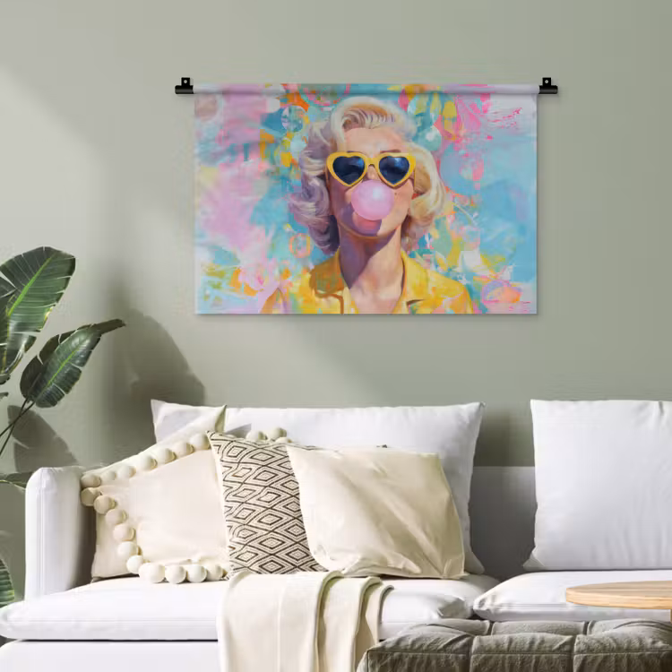 Vrouw - Blond - Roze kauwgom - Kleurrijk - Pastel Wandkleed katoen klein -sfeer7