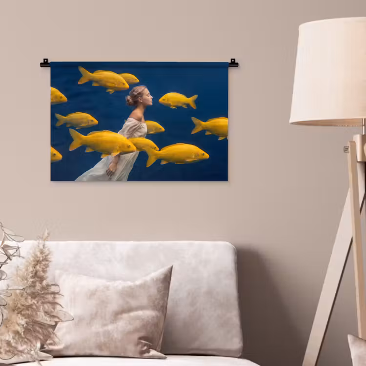 Vrouw - Vis - Water - Natuur - Geel Wandkleed katoen klein -sfeer4