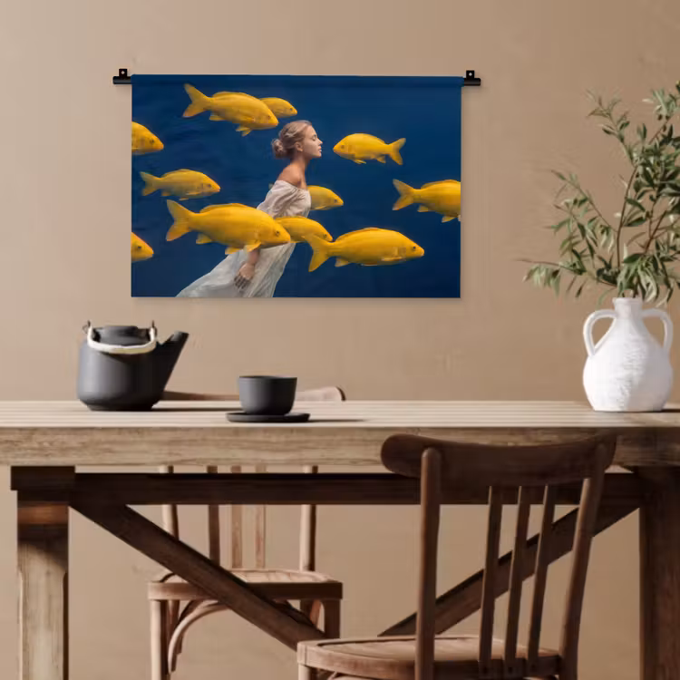 Vrouw - Vis - Water - Natuur - Geel Wandkleed katoen klein -sfeer6