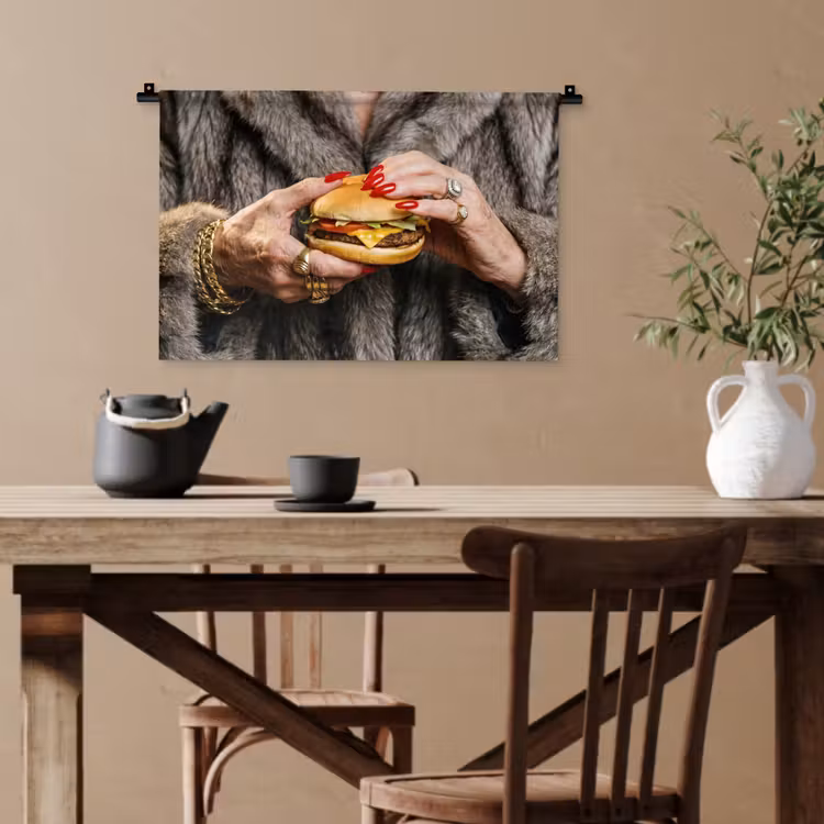 Vrouw - Hamburger - Bontjas Wandkleed katoen klein -sfeer6