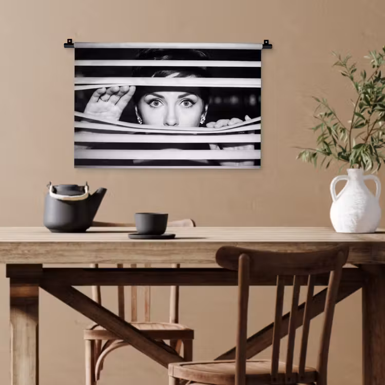 Vrouw - Jaloezieën - Portret - Zwart-wit Wandkleed katoen klein -sfeer6