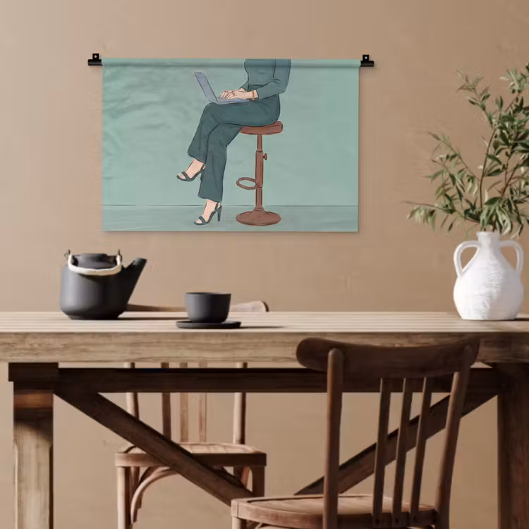 Vrouw - Laptop - Zittend - Illustratie - Groen Wandkleed katoen klein -sfeer6