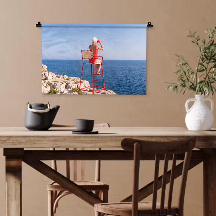 Vrouw - Zee - Kust - Verrekijker - Rood Wandkleed katoen klein -sfeer6