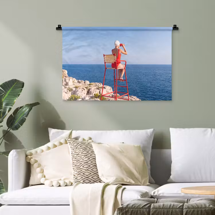 Vrouw - Zee - Kust - Verrekijker - Rood Wandkleed katoen klein -sfeer7
