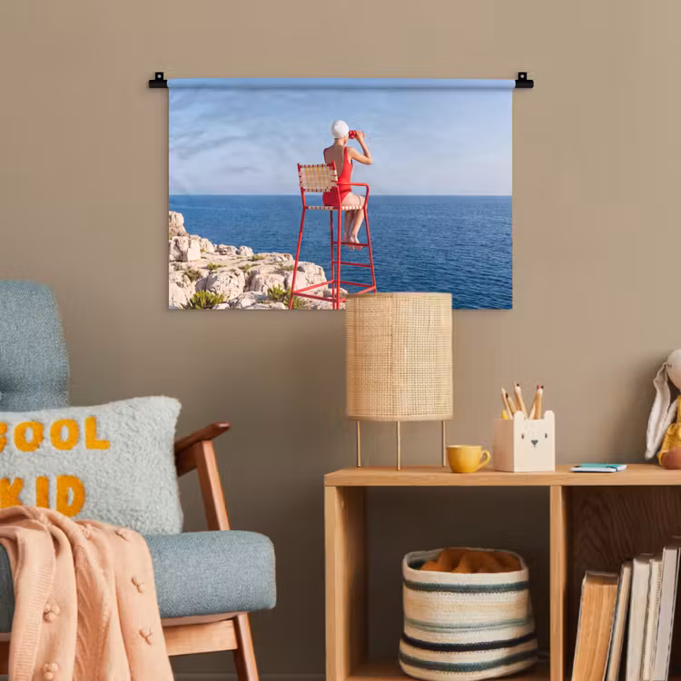 Vrouw - Zee - Kust - Verrekijker - Rood Wandkleed katoen klein -wsfeer4_kind