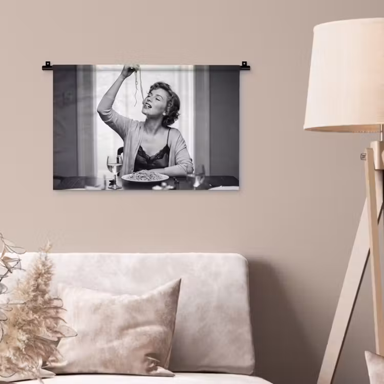 Vrouw - Spaghetti - Zwart - Wit Wandkleed katoen klein -sfeer4