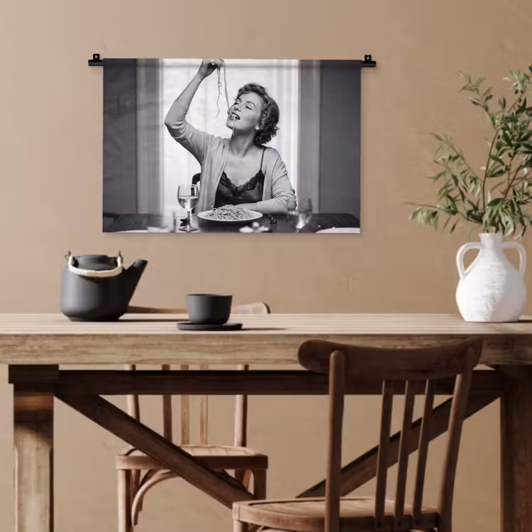 Vrouw - Spaghetti - Zwart - Wit Wandkleed katoen klein -sfeer6