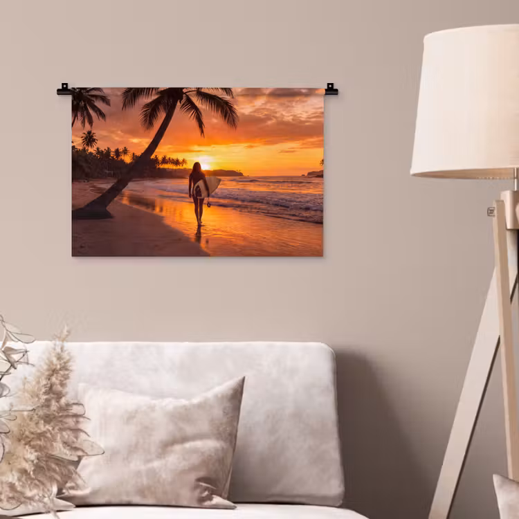 Vrouw - Surfplank - Strand - Zonsondergang - Oranje Wandkleed katoen klein -sfeer4