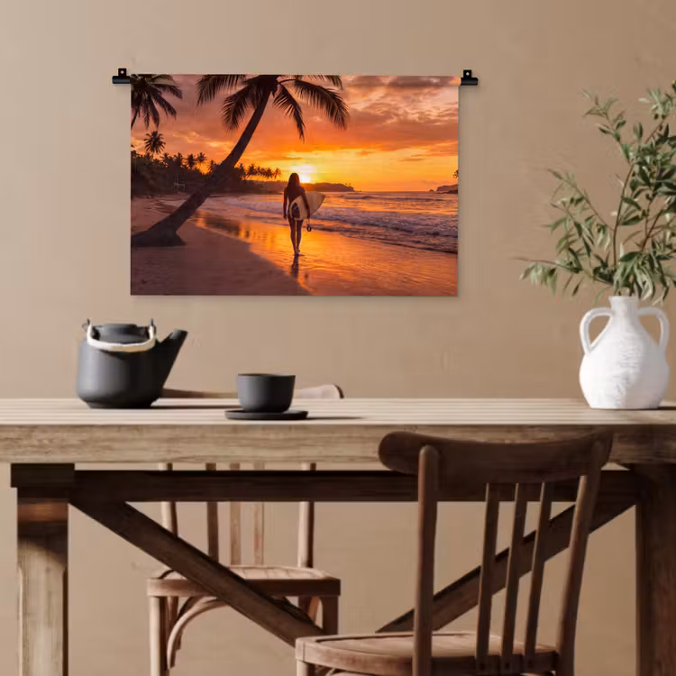 Vrouw - Surfplank - Strand - Zonsondergang - Oranje Wandkleed katoen klein -sfeer6