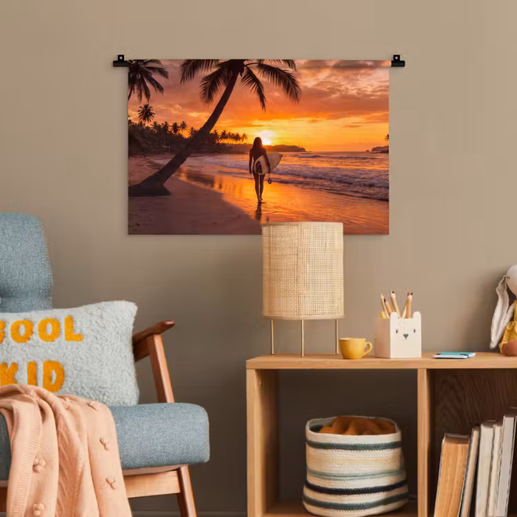 Vrouw - Surfplank - Strand - Zonsondergang - Oranje Wandkleed katoen klein -wsfeer4_kind