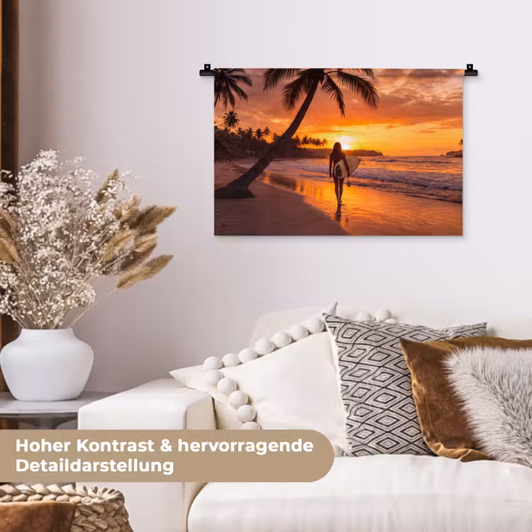 Vrouw - Surfplank - Strand - Zonsondergang - Oranje Wandkleed katoen klein -tsfeer1_DE