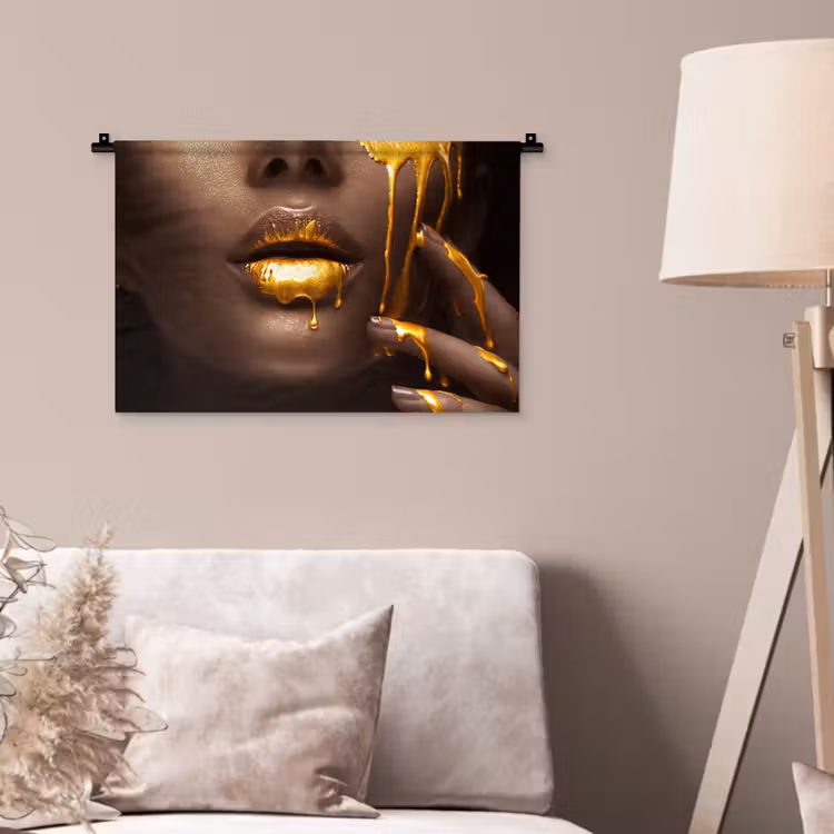 Goud - Vrouw - Verf - Lippen - Luxe Wandkleed katoen klein -sfeer4