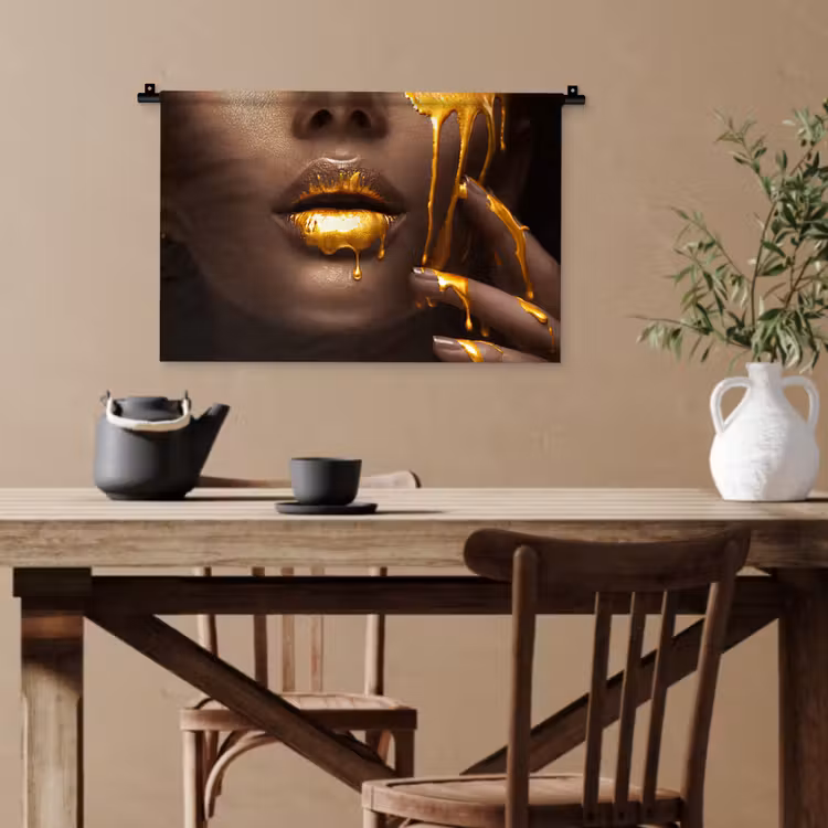 Goud - Vrouw - Verf - Lippen - Luxe Wandkleed katoen klein -sfeer6