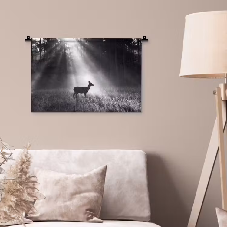 Hert - Bos - Zonnestralen - Zwart-wit - Natuur Wandkleed katoen klein -sfeer4