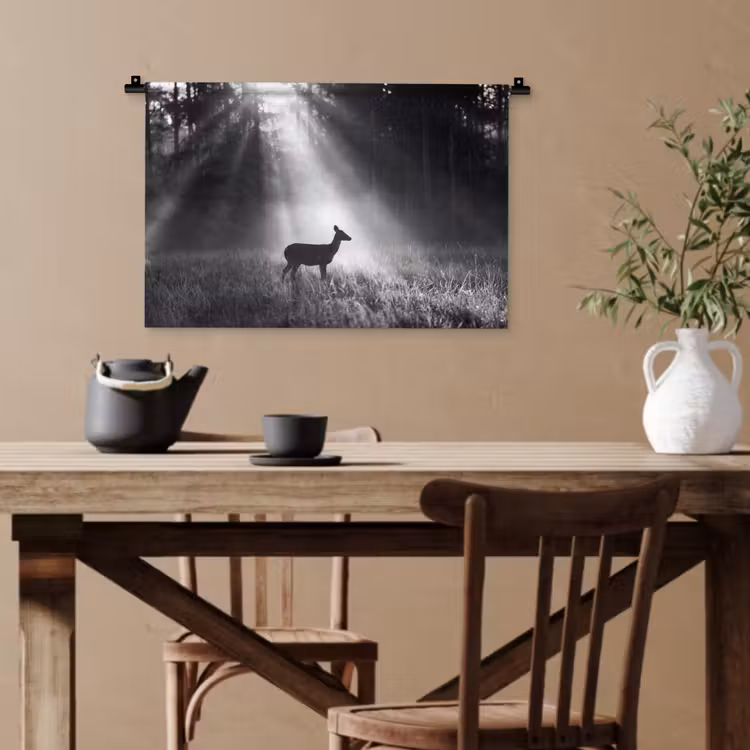 Hert - Bos - Zonnestralen - Zwart-wit - Natuur Wandkleed katoen klein -sfeer6