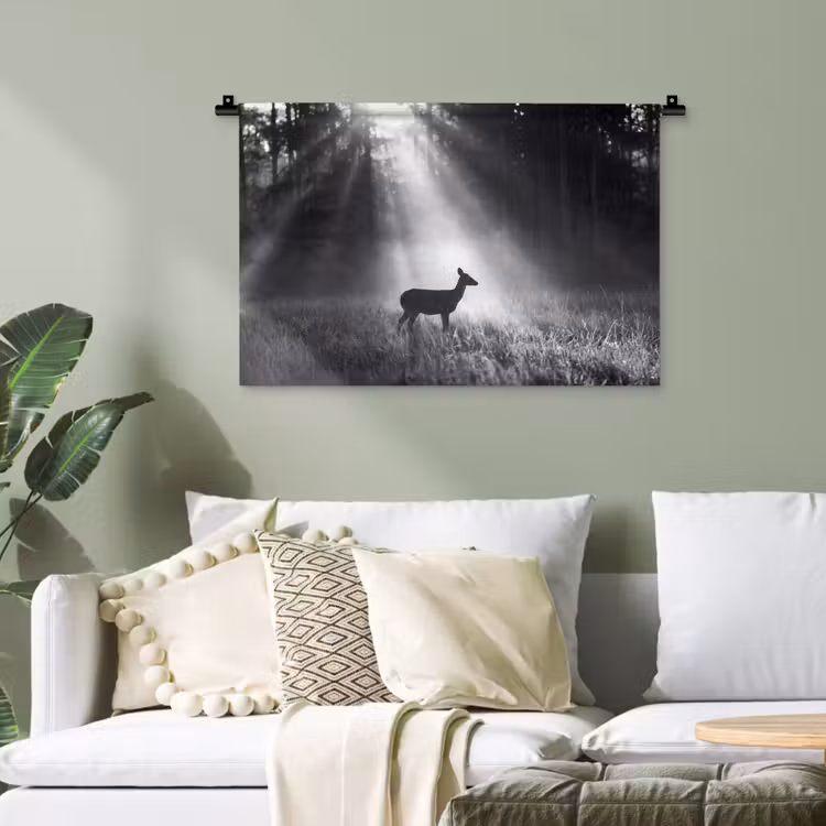 Hert - Bos - Zonnestralen - Zwart-wit - Natuur Wandkleed katoen klein -sfeer7