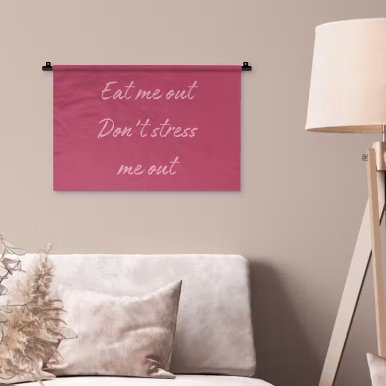 eat me out don't stress me out - Roze - Minimalistisch Wandkleed katoen klein -sfeer4