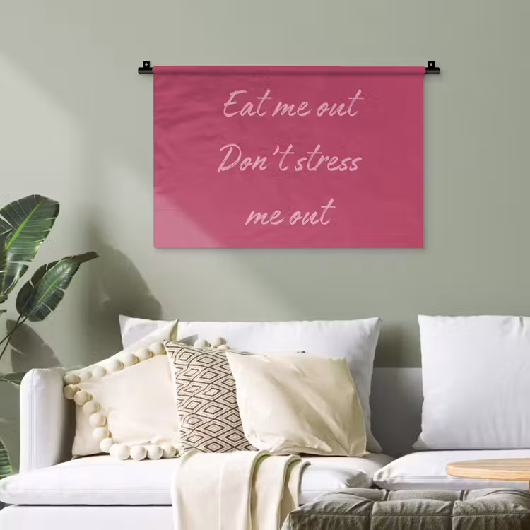 eat me out don't stress me out - Roze - Minimalistisch Wandkleed katoen klein -sfeer7