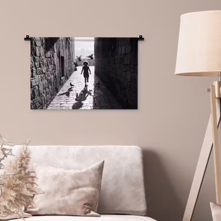 Kind - Vogel - Straat - Zwart-wit - Spelen Wandkleed katoen klein -sfeer4