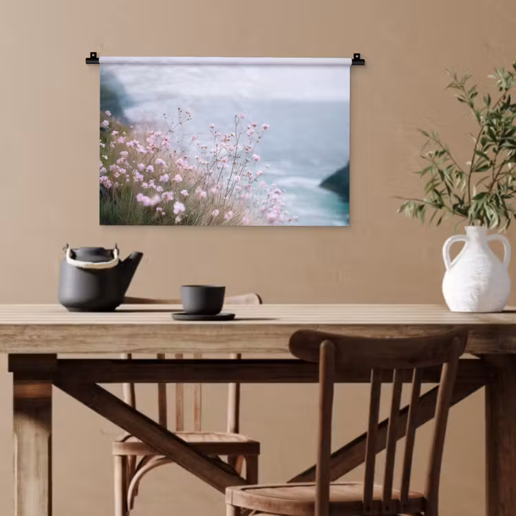 Klif - Bloemen - Zee - Roze Wandkleed katoen klein -sfeer6