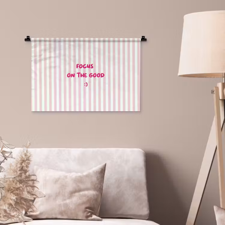Focus on the good - Strepen - Roze - Smiley Wandkleed katoen klein -sfeer4