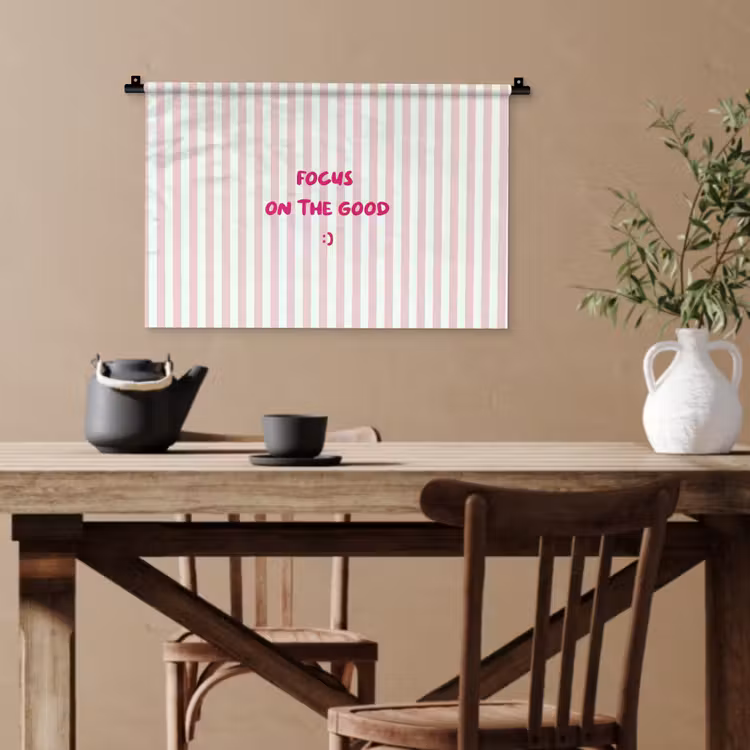 Focus on the good - Strepen - Roze - Smiley Wandkleed katoen klein -sfeer6