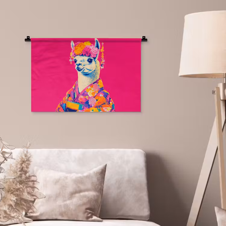 Lama - Kimono - Bloemenkrans - Felroze Wandkleed katoen klein -sfeer4
