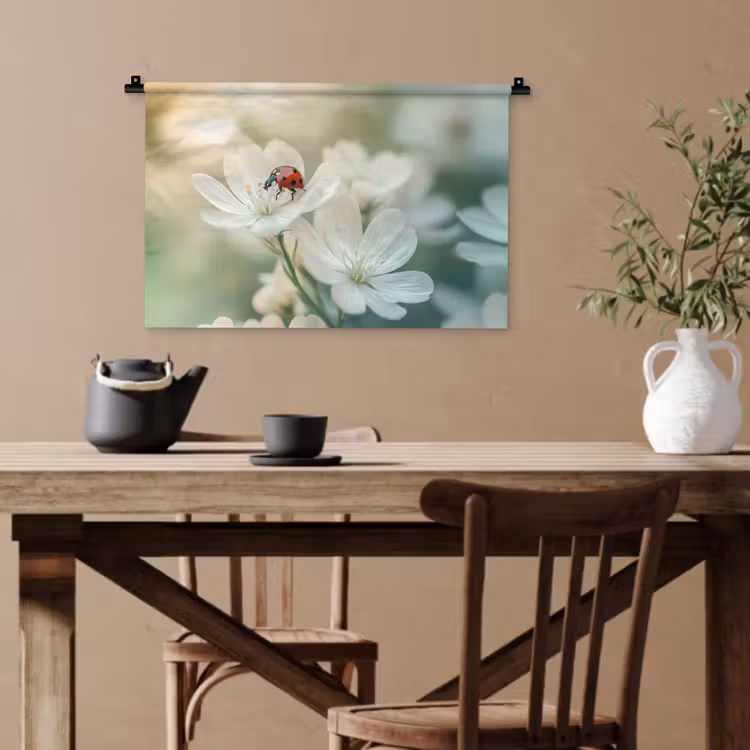Lieveheersbeestje - Bloemen - Wit Wandkleed katoen klein -sfeer6