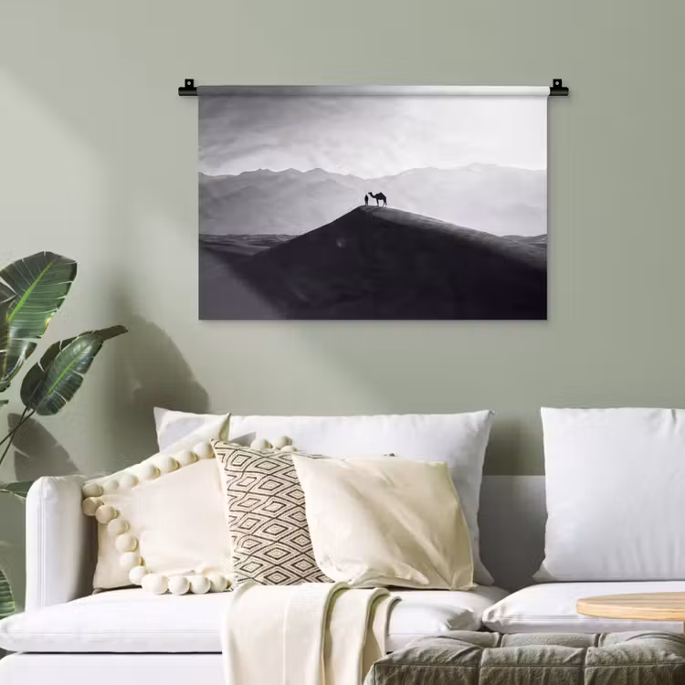 Mens - Kameel - Zandduin - Natuur - Monochroom Wandkleed katoen klein -sfeer7