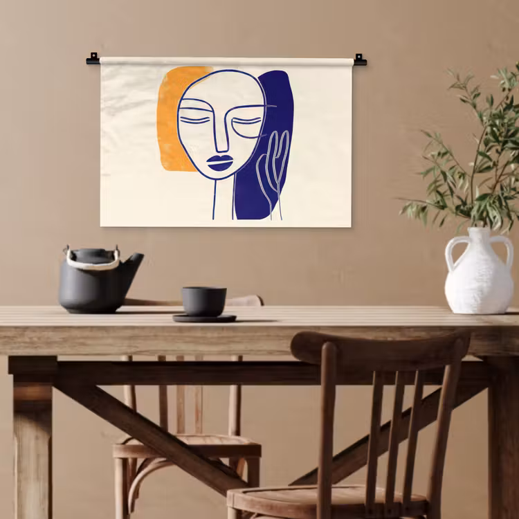 Minimalistisch - Gezicht - Hand - Oranje - Blauw Wandkleed katoen klein -sfeer6