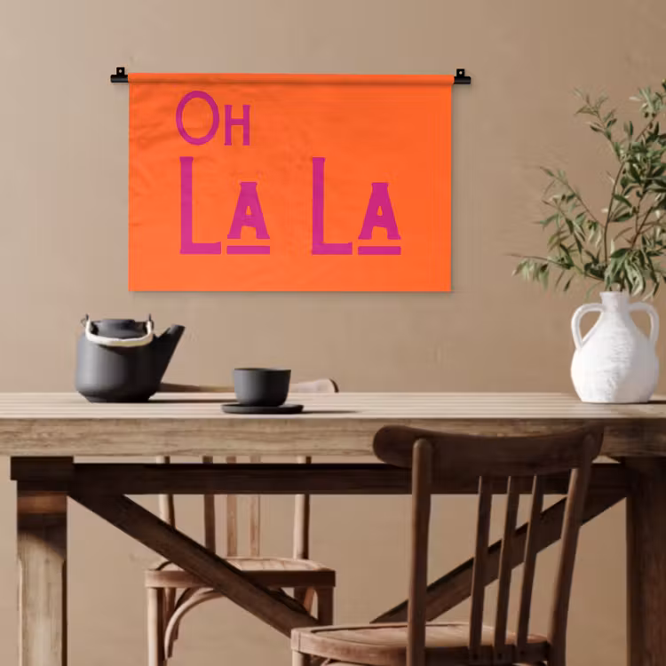 Oh la la - Oranje - Roze - Scheeflettertype Wandkleed katoen klein -sfeer6