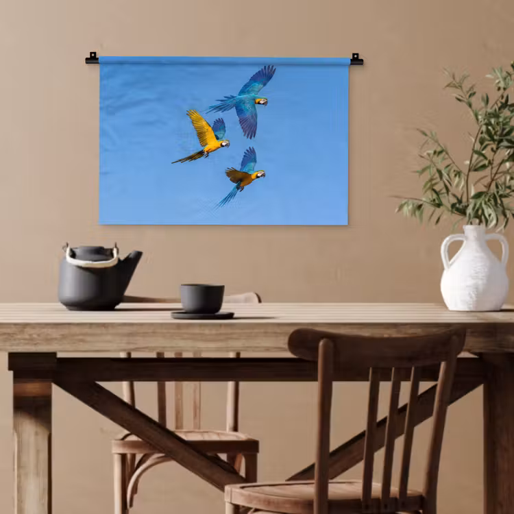 Papagaai - Vliegen - Blauw - Geel Wandkleed katoen klein -sfeer6