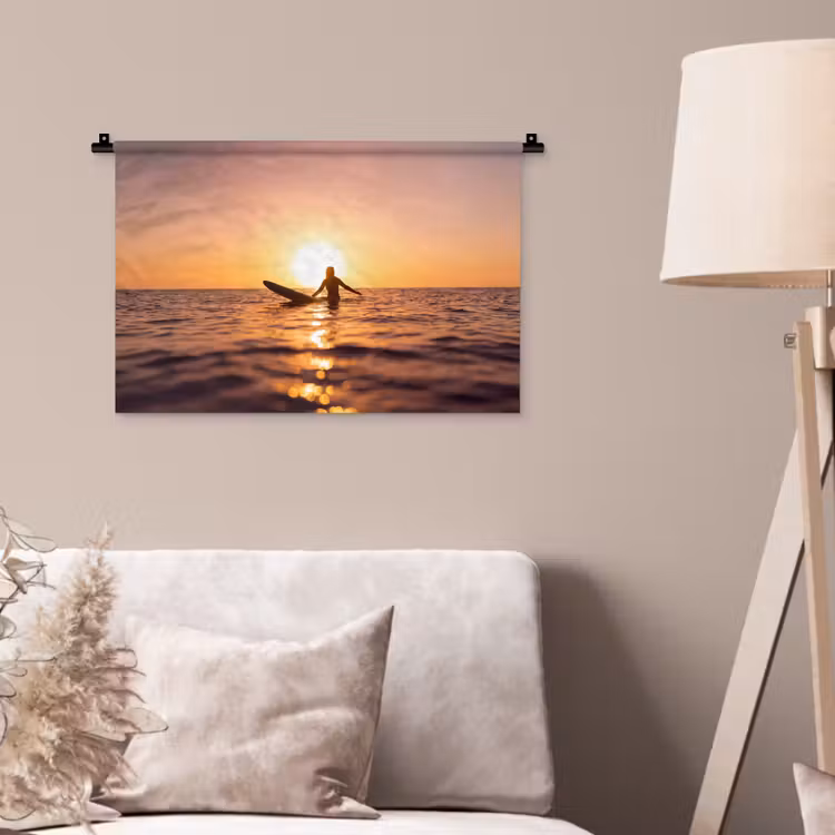 Persoon - Surfen - Zonsondergang - Zee - Oranje Wandkleed katoen klein -sfeer4