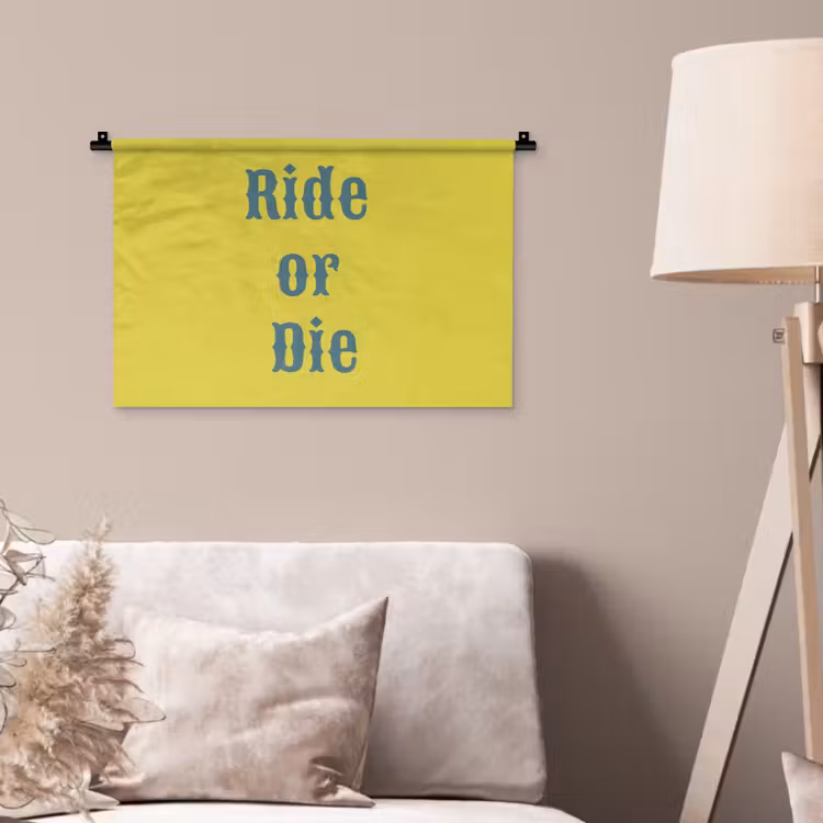 Ride or die - Geel - Blauw Wandkleed katoen klein -sfeer4