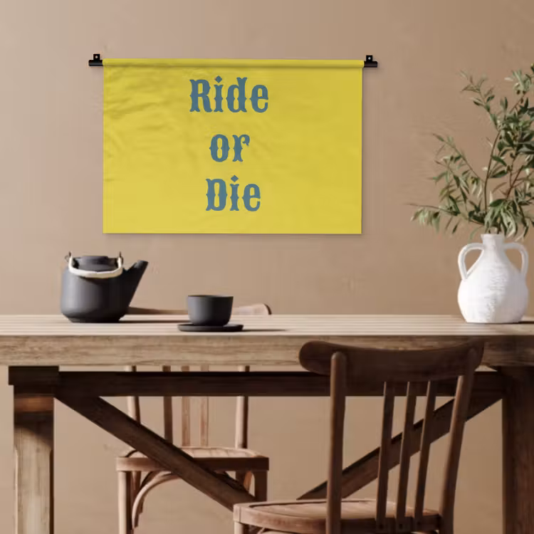 Ride or die - Geel - Blauw Wandkleed katoen klein -sfeer6