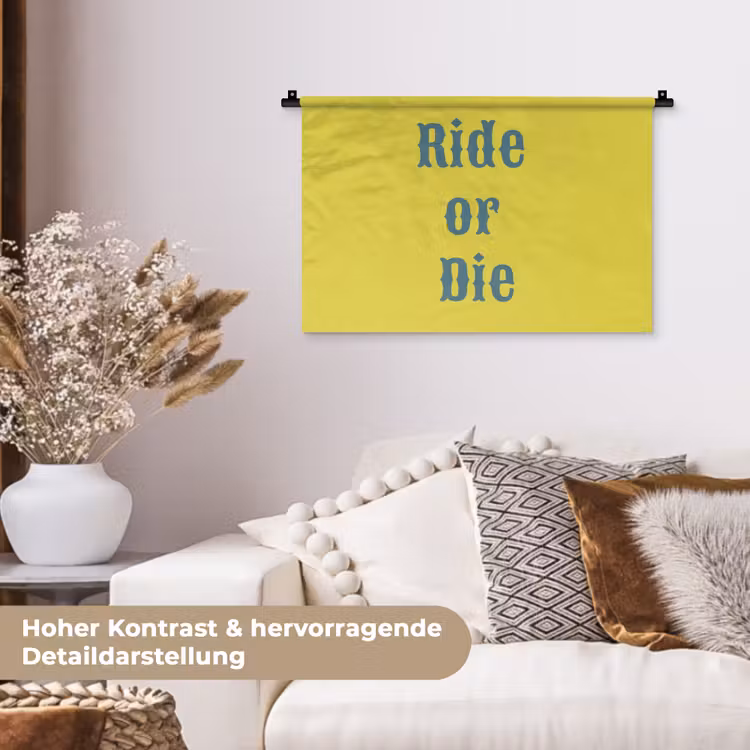 Ride or die - Geel - Blauw Wandkleed katoen klein -tsfeer1_DE