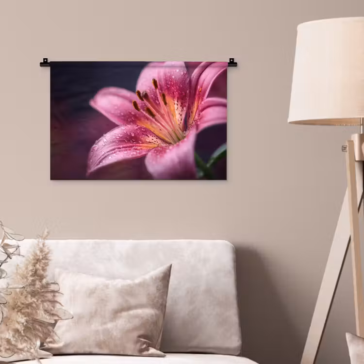 Roze - lelie - Dauwdruppels Wandkleed katoen klein -sfeer4