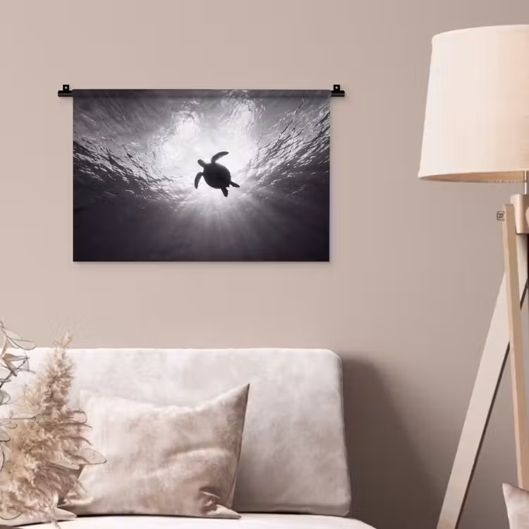 Schildpad - Onderwater - Lichtstralen - Oceaan - Zwart-wit Wandkleed katoen klein -sfeer4