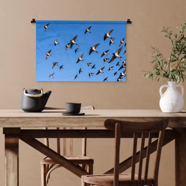 Zwaluwen - Vliegen - Blauw Wandkleed katoen klein -sfeer6