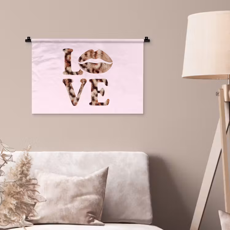 Tekst - Love - Pantervacht - Lichtroze Wandkleed katoen klein -sfeer4