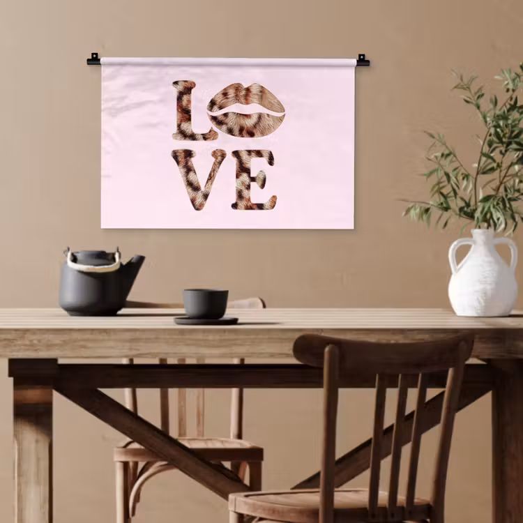 Tekst - Love - Pantervacht - Lichtroze Wandkleed katoen klein -sfeer6