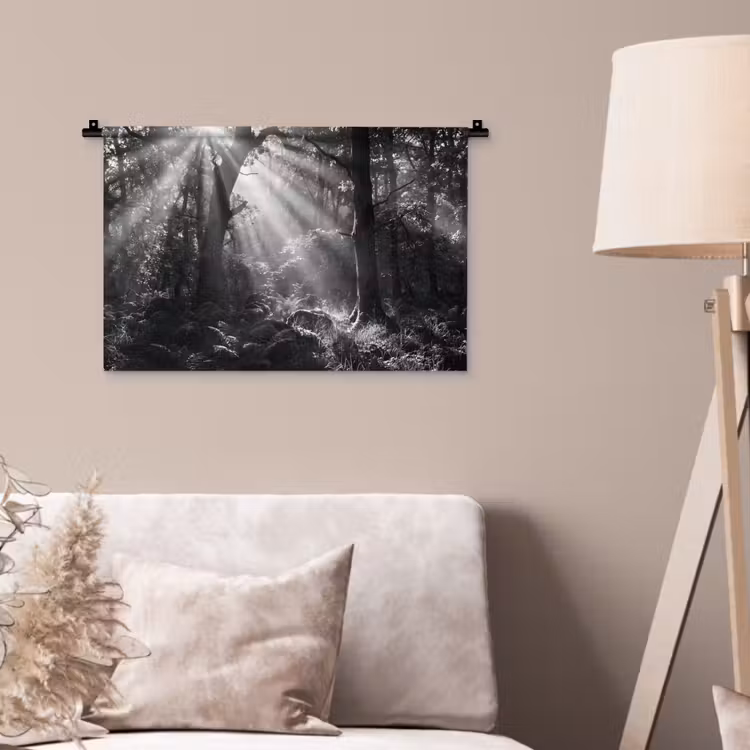 Bos - Lichtstralen - Natuur - Zwart-wit Wandkleed katoen klein -sfeer4