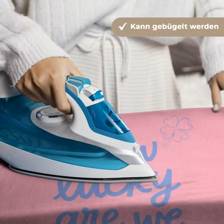 How lucky are we - Klavervier - Roze - Blauw Wandkleed katoen klein -tsfeer9_DE