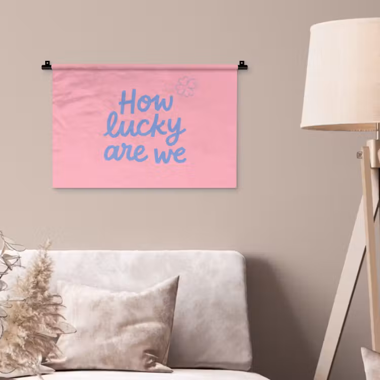 How lucky are we - Klavervier - Roze - Blauw Wandkleed katoen klein -sfeer4
