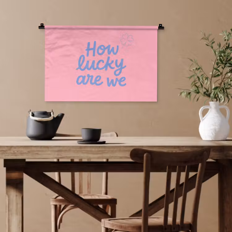 How lucky are we - Klavervier - Roze - Blauw Wandkleed katoen klein -sfeer6